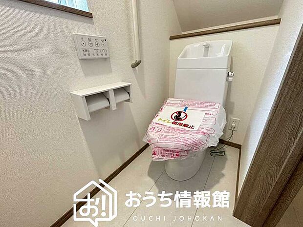 【トイレ】汚れてもサッとひと拭きでお手入れ簡単、エコ仕様の温水洗浄便座付きのトイレです。
バリアフリーにも配慮しています。