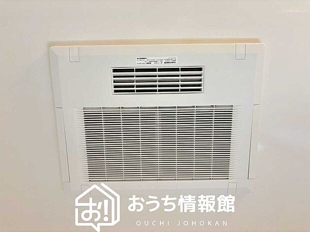 【浴室換気乾燥暖房機】寒い冬場はあたたかく、暑い夏場は扇風機のような心地よさです。
雨の日は、浴室が衣類乾燥スペースになります。