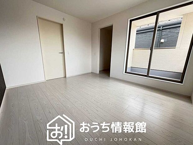 【現地写真（寝室）】木目の美しさを際立たせるシンプルデザインの建具を使用しています。