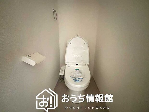 【トイレ】汚れてもサッとひと拭きでお手入れ簡単、エコ仕様の温水洗浄便座付きのトイレです。
バリアフリーにも配慮しています。
