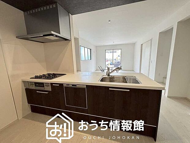【現地写真（キッチン）】収納たっぷりのシステムキッチン、浄水器付水栓を標準装備しています。