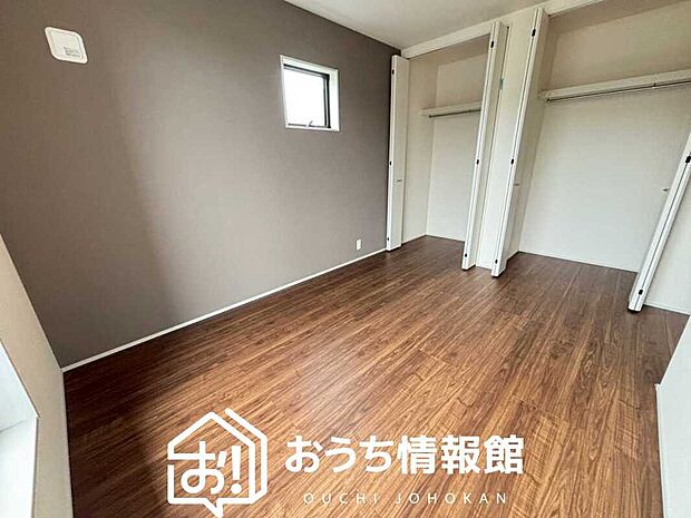 【現地写真(寝室)】木目の美しさを際立たせるシンプルデザインの建具を使用しています。