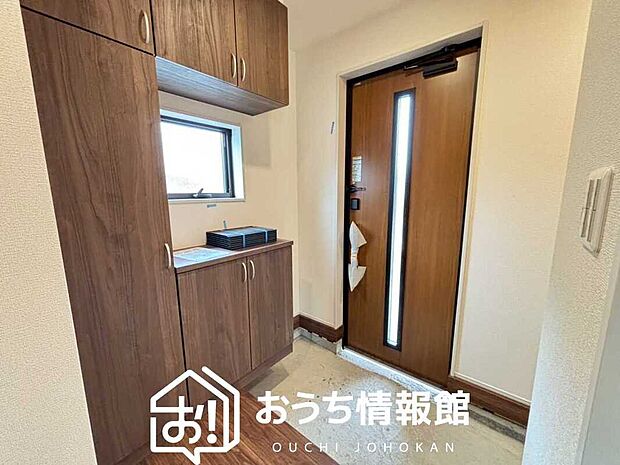 【現地写真(玄関)】玄関には、大型のシューズ収納を設置しています。