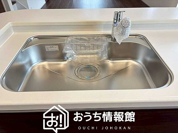 【浄水器内臓型ハンドシャワー付シンク】傷や汚れが付きにくい静音仕様の全面エンボス加工シンク。
また、蛇口の先端に浄水器を内蔵。浄水シャワーが使える毎分4リットルのたっぷり浄水。