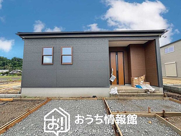 【現地写真(外観)【3号地】】軽くて火災に強い屋根材を採用し、地震時の建物への負担や揺れを軽減しています。