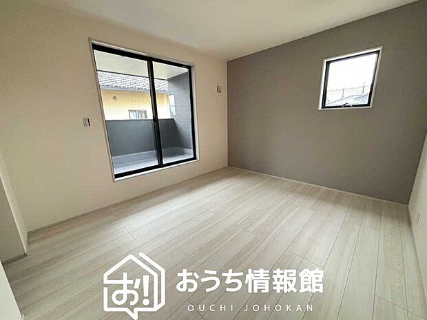 【現地写真(寝室)】木目の美しさを際立たせるシンプルデザインの建具を使用しています。