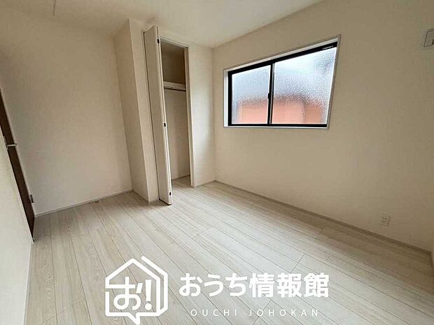【現地写真(洋室)】木目の美しさを際立たせるシンプルデザインの建具を使用しています。