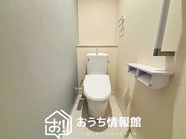 【トイレ】汚れてもサッとひと拭きでお手入れ簡単、エコ仕様の温水洗浄便座付きのトイレです。
バリアフリーにも配慮しています。