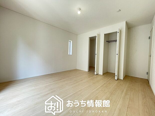 【現地写真(寝室)】木目の美しさを際立たせるシンプルデザインの建具を使用しています。