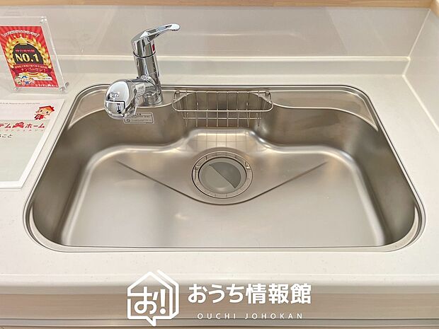 【浄水器内臓ハンドシャワー付シンク】広々とした凸型シンクに洗剤ポケットを標準装備。すっきり収納できます。
また、蛇口の先端に浄水器を内蔵しているため場所をとりません。