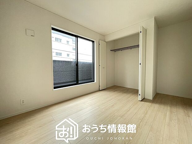 【現地写真(洋室)】木目の美しさを際立たせるシンプルデザインの建具を使用しています。