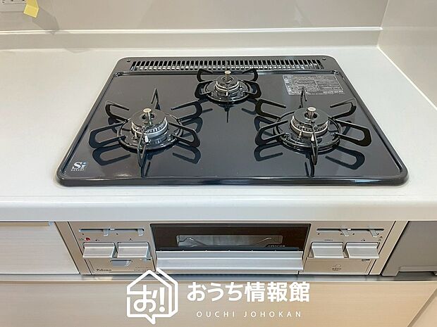 【ビルトインコンロ】フラットな構造で清掃性が高く、過熱防止センサー付3口タイプで日頃の家事も快適です。