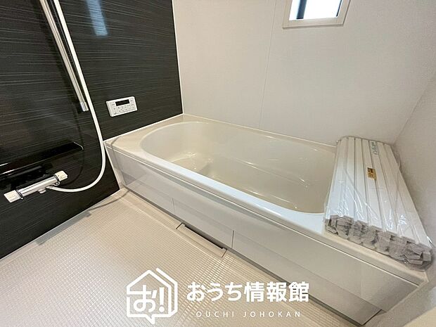 【現地写真(浴室)】浴室暖房乾燥機付き。1坪タイプで広々です。