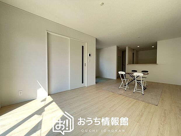 【現地写真(リビング)】フローリング材には、木目、色調など木材特有の風合いがあり、ナチュラルな美しさになっています。