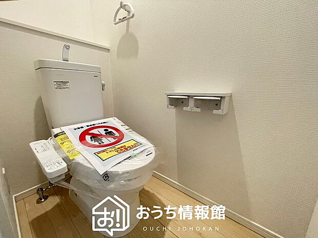 【トイレ】汚れてもサッとひと拭きでお手入れ簡単、エコ仕様の温水洗浄便座付きのトイレです。
バリアフリーにも配慮しています。