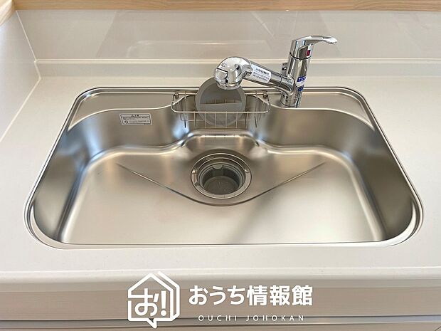 【浄水器内臓ハンドシャワー付シンク】広々とした凸型シンクに洗剤ポケットを標準装備。すっきり収納できます。
また、蛇口の先端に浄水器を内蔵しているため場所をとりません。