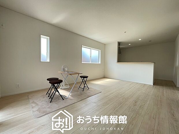 【現地写真(リビング)】フローリング材には、木目、色調など木材特有の風合いがあり、ナチュラルな美しさになっています。