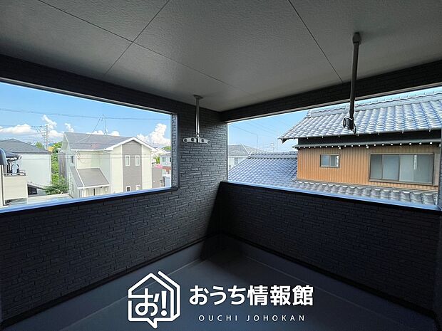【バルコニー】奥行きが広く、洗濯物をゆったりと干せる十分な広さで、家族の洗濯も捗ります。