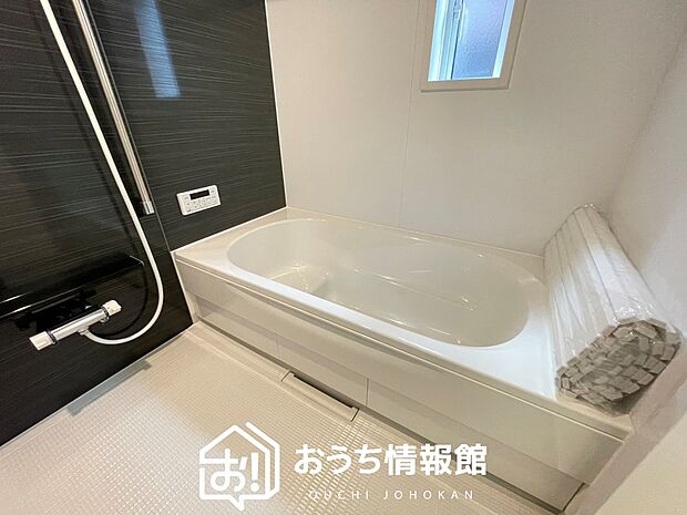 【現地写真(浴室)】浴室暖房乾燥機付き。1坪タイプで広々です。