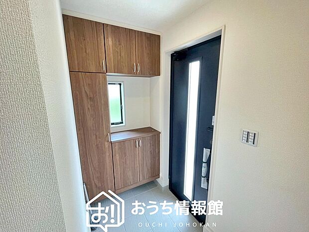 【現地写真(玄関)】玄関には、大型のシューズ収納を設置しています。