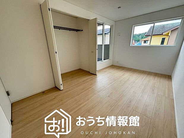 【現地写真(寝室)】木目の美しさを際立たせるシンプルデザインの建具を使用しています。