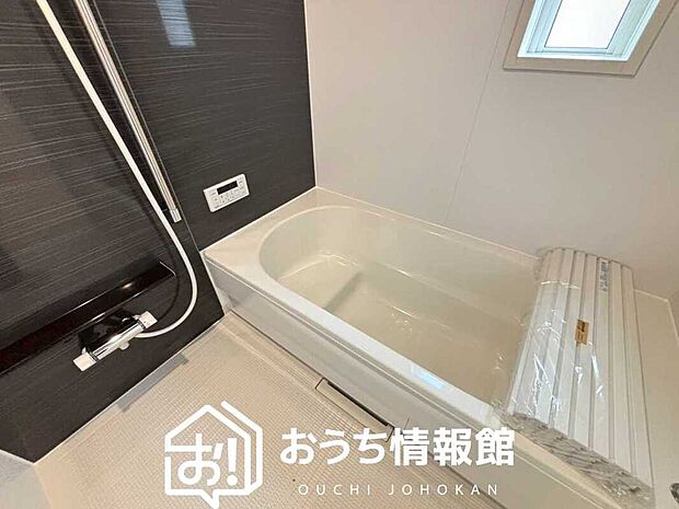 【現地写真(浴室)】浴室暖房乾燥機付き。1坪タイプで広々です。