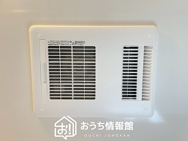 【浴室暖房換気乾燥機】入浴後の水滴や湿気を排出し、カビの発生や臭いを抑制します。
雨の日の洗濯物にも効果的です。