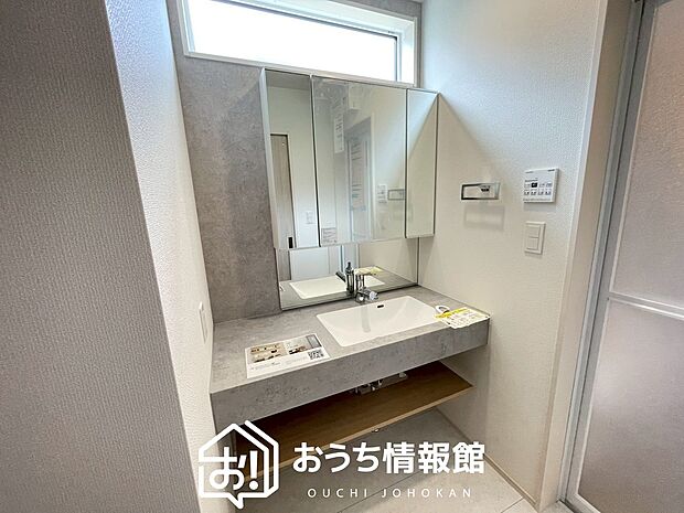 【洗面台・洗面所】鏡の両サイドは、必要なものを取出しやすく、大きな鏡面で朝の準備も快適。
使いやすいリフトアップ機能付きのシングルレバーシャワー水栓付です。