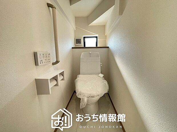 【トイレ】汚れてもサッとひと拭きでお手入れ簡単、エコ仕様の温水洗浄便座付きのトイレです。
バリアフリーにも配慮しています。