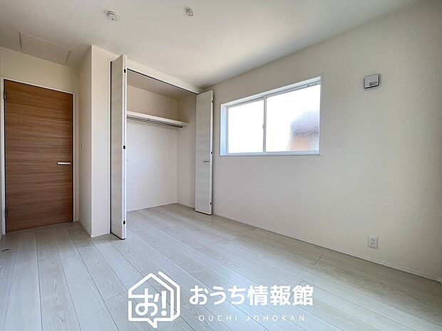 【現地写真(洋室)】木目の美しさを際立たせるシンプルデザインの建具を使用しています。