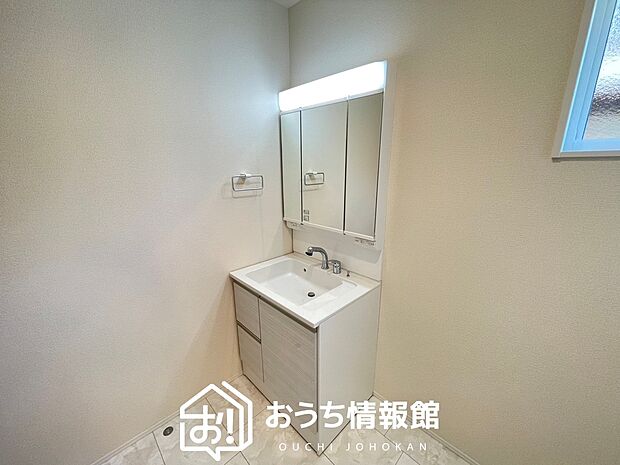 【洗面台・洗面所】鏡の両サイドは、必要なものを取出しやすく、大きな鏡面で朝の準備も快適。
使いやすいリフトアップ機能付きのシングルレバーシャワー水栓付です。