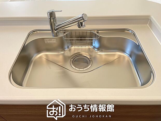 【浄水器内臓型ハンドシャワー付シンク】傷や汚れが付きにくい静音仕様の全面エンボス加工シンク。
また、蛇口の先端に浄水器を内蔵。浄水シャワーが使える毎分4リットルのたっぷり浄水。