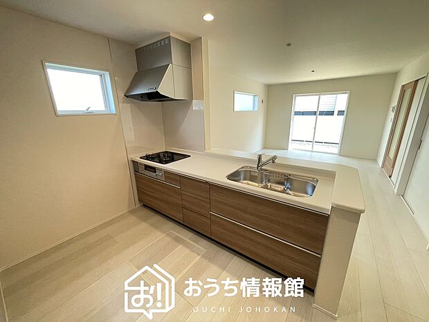 【現地写真(キッチン)】収納たっぷりのシステムキッチン、浄水器付水栓を標準装備しています。