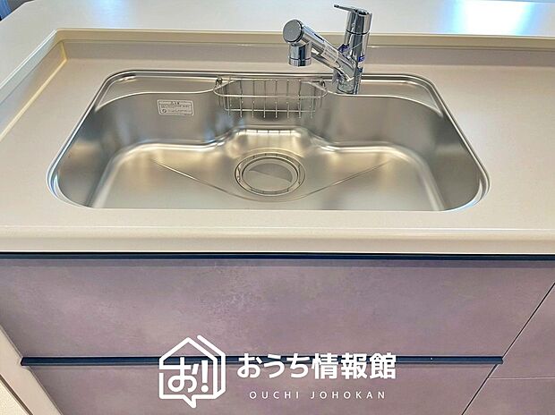 【浄水器内臓型ハンドシャワー付シンク】傷や汚れが付きにくい静音仕様の全面エンボス加工シンク。
また、蛇口の先端に浄水器を内蔵。浄水シャワーが使える毎分4リットルのたっぷり浄水。