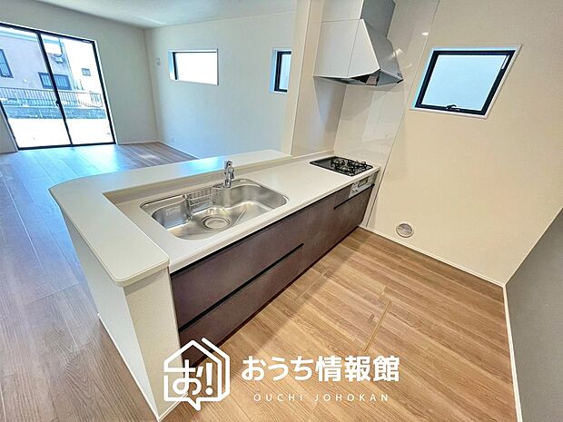 【現地写真(キッチン)】収納たっぷりのシステムキッチン、浄水器付水栓を標準装備しています。