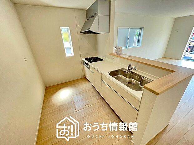 【現地写真(キッチン)】収納たっぷりのシステムキッチン、浄水器付水栓を標準装備しています。