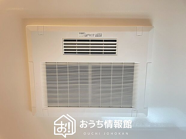 【電気式浴室暖房換気乾燥機】寒い冬場はあたたかく、暑い夏場は扇風機のような心地よさです。
雨の日は、浴室が衣類乾燥スペースになります。