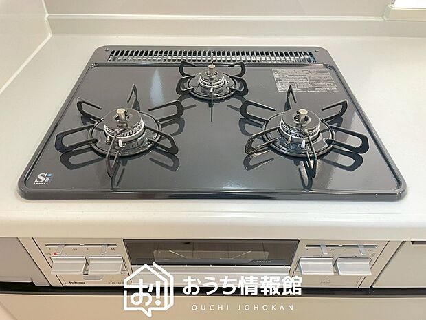 【ビルトインコンロ】フラットな構造で清掃性が高く、過熱防止センサー付3口タイプで日頃の家事も快適です。