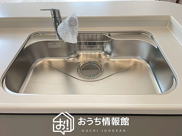 【浄水器内臓型ハンドシャワー付シンク】傷や汚れが付きにくい静音仕様の全面エンボス加工シンク。
また、蛇口の先端に浄水器を内蔵。浄水シャワーが使える毎分4リットルのたっぷり浄水。