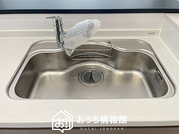 【浄水器内臓ハンドシャワー付シンク】広々とした凸型シンクに洗剤ポケットを標準装備。すっきり収納できます。
また、蛇口の先端に浄水器を内蔵しているため場所をとりません。