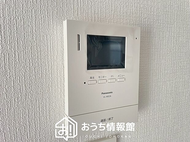 【TVモニター付インターホン】手放し通話ができ、送話表示灯で送話・受話状態が確認できます。
映像と音声で玄関先の様子をチェックできるモニター機能や、夜間の訪問者の顔も確認できるLEDライトを装備しています。
