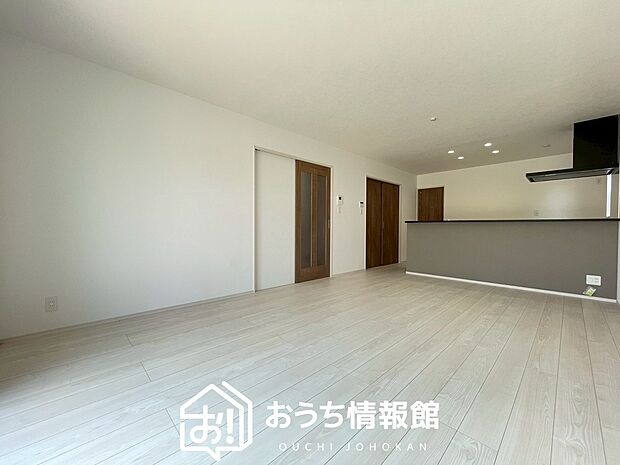 【現地写真(リビング)】フローリング材には、木目、色調など木材特有の風合いがあり、ナチュラルな美しさになっています。