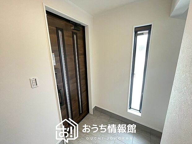 【現地写真(玄関)】玄関には、大型のシューズ収納を設置しています。