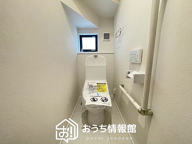 【トイレ】汚れてもサッとひと拭きでお手入れ簡単、エコ仕様の温水洗浄便座付きのトイレです。
バリアフリーにも配慮しています。