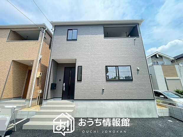 【現地写真(外観)【2号地】】軽くて火災に強い屋根材を採用し、地震時の建物への負担や揺れを軽減しています。