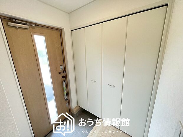 【現地写真(玄関)】玄関には、大型のシューズ収納を設置しています。