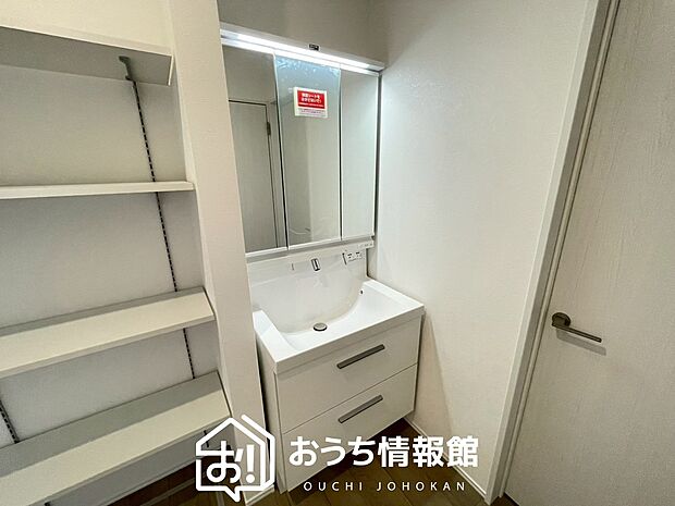 【洗面台・洗面所】鏡の両サイドは、必要なものを取出しやすく、大きな鏡面で朝の準備も快適。
使いやすいリフトアップ機能付きのシングルレバーシャワー水栓付です。