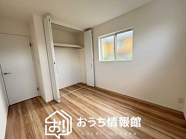 【現地写真(洋室)】木目の美しさを際立たせるシンプルデザインの建具を使用しています。