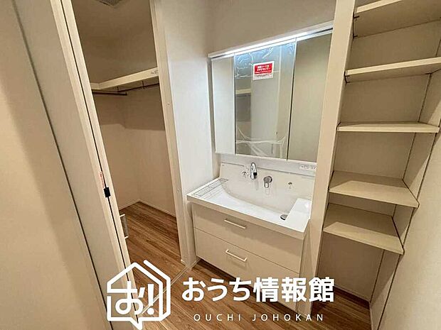 【洗面台・洗面所】鏡の両サイドは、必要なものを取出しやすく、大きな鏡面で朝の準備も快適。
使いやすいリフトアップ機能付きのシングルレバーシャワー水栓付です。