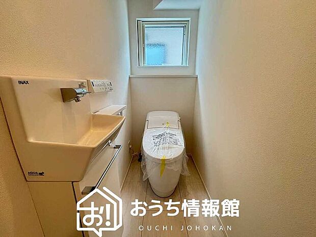 【トイレ】汚れてもサッとひと拭きでお手入れ簡単、エコ仕様の温水洗浄便座付きのトイレです。
バリアフリーにも配慮しています。